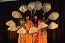 La danse du chapeau conique au gala intitulé "Souvenirs" (Photo: Ngoc Quang-Doan Hung/Vietnam+)