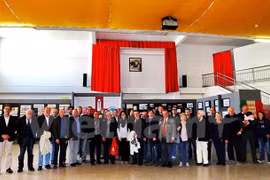 Les participants au séminaire intitulé "Solidarité entre les peuples vietnamien et italien" organisé le 30 avril à Gênes, capitale régionale de la Ligurie, Italie. Photo : VNA