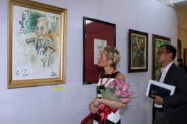 Les visiteurs à L'exposition "Le Général Vo Nguyen Giap - Les moments de la vie quotidienne". Source: VNA