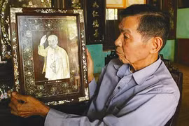 L'artisan Trân Ba Dinh et son œuvre "Portrait de l’Oncle Hô", incrusté de nacre sur un support en cuivre. Photo : internet