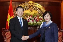 La vice-présidente de l'AN Nguyen Thi Kim Ngan reçoit le président de l'IM Japan Kyoei Yanagisawa. Photo : VNA