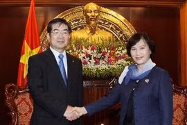 La vice-présidente de l'AN Nguyen Thi Kim Ngan reçoit le président de l'IM Japan Kyoei Yanagisawa. Photo : VNA