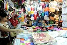 Des touristes étrangers au marché de Bên Thành (Hô Chi Minh-Ville). Photo : VNA
