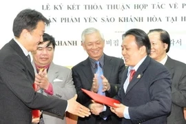 Signature de l'accord de développement du marché des produits issus des nids de salanganes entre Khanh Hoa et Hellovina. (Photo: Viet Cuong/AVI)