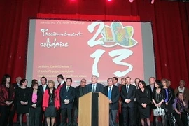 Le maire de Choisy-le-Roi, Daniel Davisse, lors d’une grande fête du Nouvel An (Photo: Le Ha/Vietnam+)