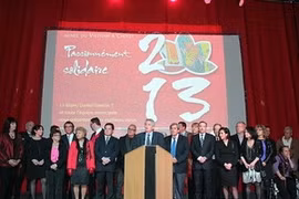 Le maire de Choisy-le-Roi, Daniel Davisse, lors d’une grande fête du Nouvel An (Photo: Le Ha/Vietnam+)