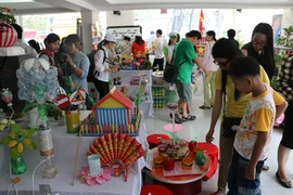 De nombreux objets réalisés par des élèves de Hô Chi Minh-Ville au moyen de matière recyclée