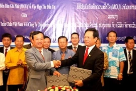 La cérémonie de signature du mémorandum de coopération dans la construction d'un complexe balnéaire de luxe sur l'île de Tuan Chau - Ha Long (Photo: Hoang Chuong/Vietnam+)