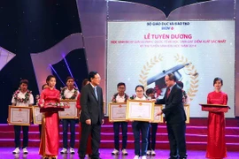 Le président du Comité central (CC) du FPV, Nguyen Thien Nhan remet des satisfecits aux élèves. (Source: VNA)