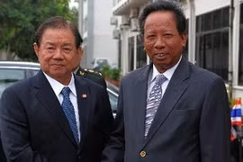 Le ministre cambodgien de la Défense Tea Banh et son homologue thaïlandais Yuthasak Sasiprapha (Source: AFP/AVI) 
