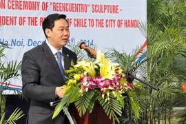 Le Hong Son, vice-président du Comité populaire de Hanoi, s'adresse lors de la cérémonie d'inauguration de la statue dénommée «Regroupement». Photo: VNA