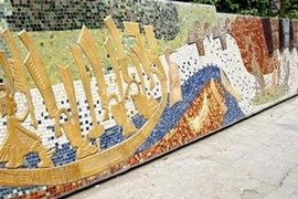 Une fresque en mosaïque au bord du fleuve Rouge