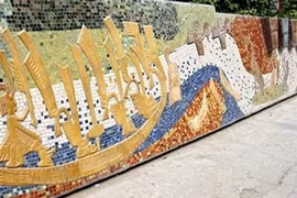 Une fresque en mosaïque au bord du fleuve Rouge