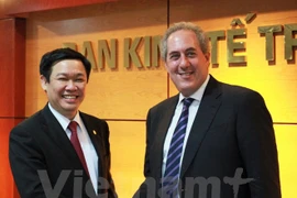 Le président de la Commission économique du CC du PCV, Vuong Dinh Hue (gauche) et le représentant américain au Commerce, Michael Froman, se serrent la main à Hanoi. (Photo: Hương Thủy/Vietnam+)