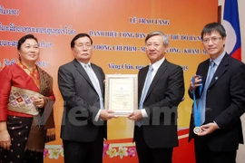 Cérémonie de remise du titre de citoyen d’honneur à M. Phimmasone Loungkamma. Photo: VNA