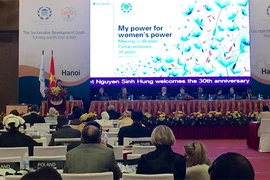 La vice-présidente du Vietnam Nguyen Thi Doan s'adresse lors de la cérémonie commémorative du 30e anniversaire de la Réunion des femmes parlementaires et du 20e du Programme d'action de Beijing. 