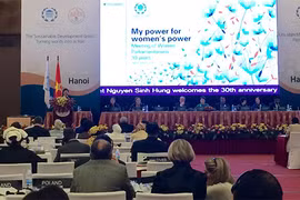 La vice-présidente du Vietnam Nguyen Thi Doan s'adresse lors de la cérémonie commémorative du 30e anniversaire de la Réunion des femmes parlementaires et du 20e du Programme d'action de Beijing. 