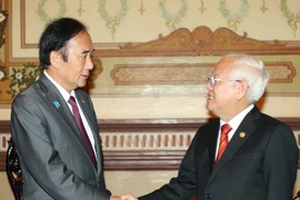 Le président du Comité populaire de Ho Chi Minh-Ville, Le Hoang Quan, a reçu mercredi le gouverneur de la préfecture japonaise de Saitama, Kiyoshi Ueda. Photo : VNA