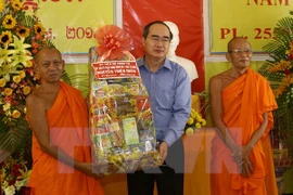Le président Nguyen Thien Nhan offre des cadeaux à des bonzes patriotes, dans des pagodes et des foyers khmers de la ville de Can Tho. Source: VNA