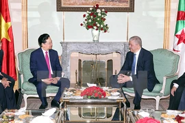 Le Premier ministre vietnamien Nguyen Tan Dung et son homologue algérien Abdelmalek Sellal (Source: VNA)