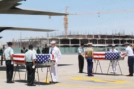 La remise des restes des soldats américains disparus durant la guerre à Da Nang. (Photo: Van Son/VNA)
