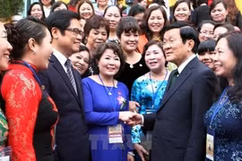 Le Président Truong Tân Sang rencontre des femmes d'affaires exemplaires. Photo: VNA.
