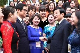 Le Président Truong Tân Sang rencontre des femmes d'affaires exemplaires. Photo: VNA.