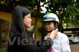 Aide américaine dans la distribution gratuite de casques pour enfants 