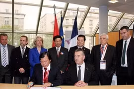 La cérémonie de signature des accords entre l'Institut de la médecine maritime du Vietnam et l'Université de Bretagne occidental (Photo: Le Ha/Vietnamplus)