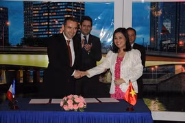 Cérémonie de signature des accords de partenariat avec des agences de voyages vietnamiennes, le 15 avril à Hanoi. Photo : ADF