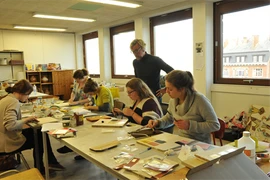 Dans un atelier de dorure à l’école La Cambre. Photo : VNA