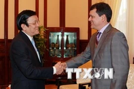 Le président du Vietnam, Truong Tan Sang et l'ambassadeur du Panama, Eduardo Antonio Young Virzi (Source: VNA)