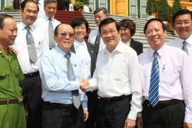 Le chef de l'Etat Truong Tan Sang avec les représentants de la Fédération des avocats du Vietnam. Source: VNA 