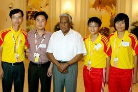 La délégation du Vietnam et le président singapourien Sellapan Rama Nathan aux 4e Jeux scolaires de l'ASEAN, organisés a Singapore. (Source: Internet)
