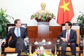 Le vice-ministre des Affaires étrangères Ha Kim Ngoc reçoit Gonzalo Koncke Pizzorno, président du Conseil d'administration de l'ONU Femmes. (Photo : VNA)