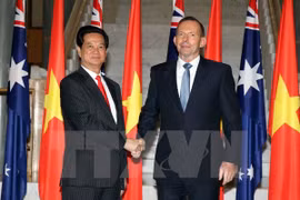Le Premier ministre Nguyen Tan Dung et son homologue australien Tony Abbott . (Source: VNA)