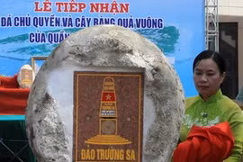 Cérémonie de lever du drapeau à la rivière Hien Luong 