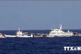 Le navire chinois (droite) s'approche d'un navire vietnamien. Photo : VNA 