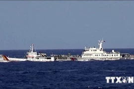 Le navire chinois (droite) s'approche d'un navire vietnamien. Photo : VNA 