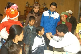 Consultations médicales données à des enfants en situation difficile à Hanoi. Photo : Dinh Trân/VNA 