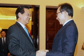 Le Premier ministre Nguyen Tan Dung et l'ancien président sud-coréen Lee Myung-bak. Photo/VNA