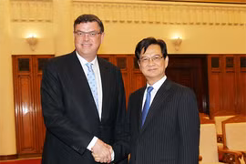 Le Premier ministre Nguyên Tân Dung (droite) et le ministre danois du Commerce extérieur et de la Coopération au développement Mogens Jensen, le 19 janvier à Hanoi. (Source : VNA)