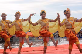 Un numéro artistique présenté lors de l'ouverture des Journées culturelles, sportives et touristiques des Khmers à An Giang. 