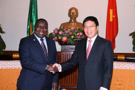 Le vice-PM Pham Binh Minh et le chef de la diplomatie zambienne, Harry Kalaba. (Source: VNA)