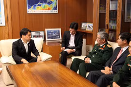Le général Nguyen Chi Vinh a été reçu par le ministre japonais de la Défense Itsunori Onodera. Photo: VNA