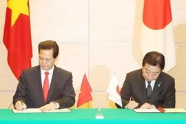 Le Premier ministre Nguyen Tan Dung et son homologue japonais Noda Yoshihiko signent la Déclaration commune Vietnam-Japon (Photo: Duc Tam/AVI) 
