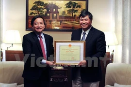 L'ambassade du Vietnam au Japon, Doan Xuan Hung reçoit le satisfecit du Comité populaire de Hai Phong. (Source: VNA)
