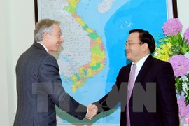Le vice-Premier ministre Hoang Trung Hai et l'ancien PM britannique Tony Blair. Source: VNA
