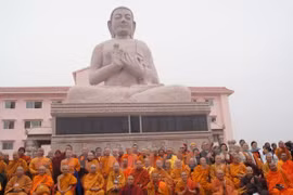 La statue de Bouddha en marbre de 18 mètres de haut et de 700 tonnes dans la pagode Dai Loc: Photo: VNA 