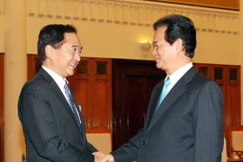 Le PM Nguyen Tan Dung et le gouverneur de la Préfecture de Kanagawa, Kuroiwa Yuji. (Source: VNA)